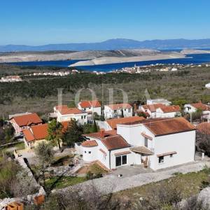 Ekskluzivna kuća u Jadranovu s bazenom, pogledom na more i velikom parcelom