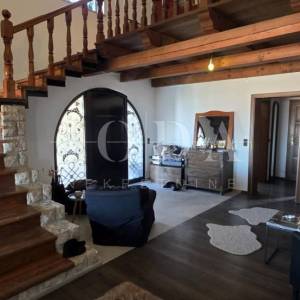 Ekskluzivna kuća u Jadranovu s bazenom, pogledom na more i velikom parcelom