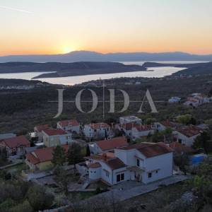 Ekskluzivna kuća u Jadranovu s bazenom, pogledom na more i velikom parcelom