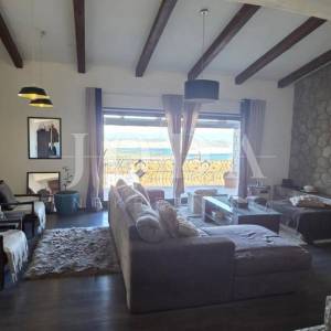 Ekskluzivna kuća u Jadranovu s bazenom, pogledom na more i velikom parcelom