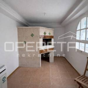 Ekskluzivna lokacija Tribunj vila uz more s apartmanima i poslovnim prostorom