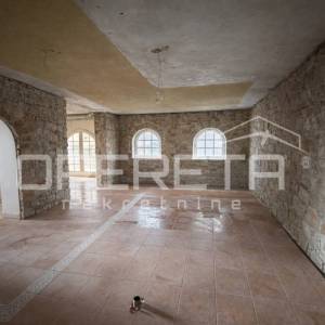 Ekskluzivna lokacija Tribunj vila uz more s apartmanima i poslovnim prostorom