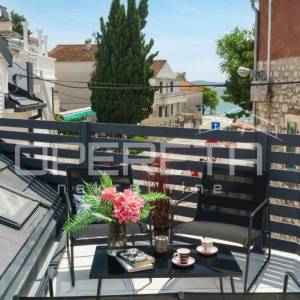 Ekskluzivna lokacija Tribunj vila uz more s apartmanima i poslovnim prostorom