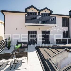 Ekskluzivna lokacija Tribunj vila uz more s apartmanima i poslovnim prostorom