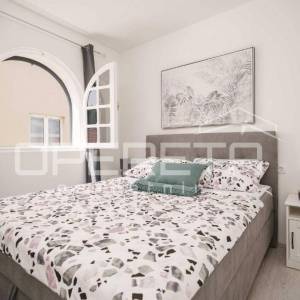 Ekskluzivna lokacija Tribunj vila uz more s apartmanima i poslovnim prostorom