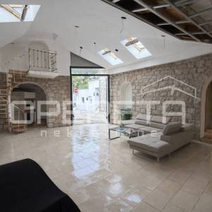 Ekskluzivna lokacija Tribunj vila uz more s apartmanima i poslovnim prostorom