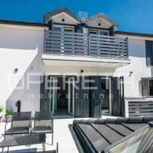 Ekskluzivna lokacija Tribunj vila uz more s apartmanima i poslovnim prostorom