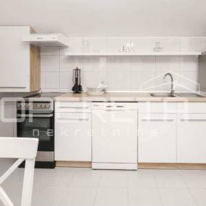 Ekskluzivna lokacija Tribunj vila uz more s apartmanima i poslovnim prostorom