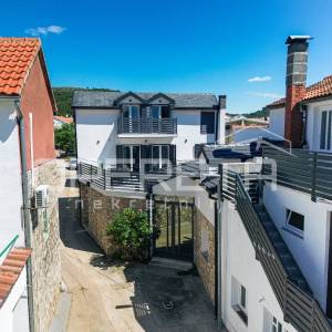 Ekskluzivna lokacija Tribunj vila uz more s apartmanima i poslovnim prostorom