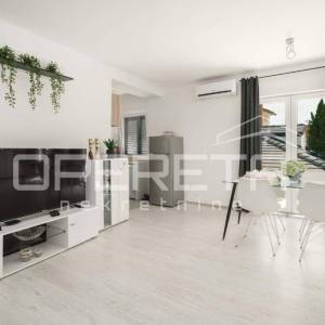 Ekskluzivna lokacija Tribunj vila uz more s apartmanima i poslovnim prostorom