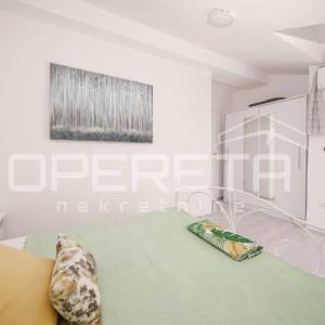 Ekskluzivna lokacija Tribunj vila uz more s apartmanima i poslovnim prostorom