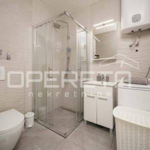 Ekskluzivna lokacija Tribunj vila uz more s apartmanima i poslovnim prostorom