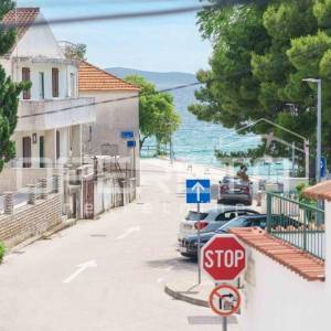 Ekskluzivna lokacija Tribunj vila uz more s apartmanima i poslovnim prostorom