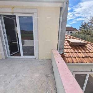 Elegantna vila u mirnom okruženju nadomak mora s pogledom na vinograde i maslinike