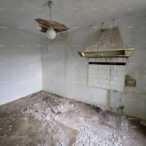 Galižana –kamena kuće s građevinskim zemljištem i šternom