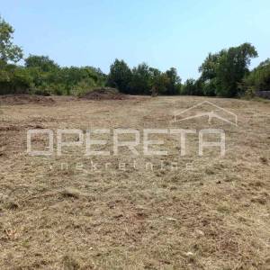 Građevinski teren 505 m² u Pinezićima (struja, voda, uredan put i vlasništvo)