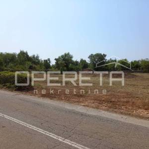Građevinski teren 505 m² u Pinezićima (struja, voda, uredan put i vlasništvo)