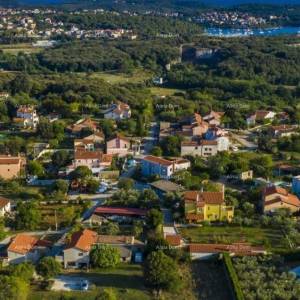 Građevinsko zemljište Vintijan – 800 m2 – uz cestu