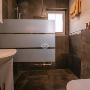 Hrvatska, Zadar, Vinjerac – kuća sa 6 apartmana i pogledom na more, 299 m², idealna investicija