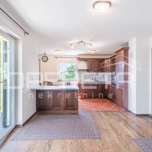 Ičići – prostran stan na 1. katu s tavanskim prostorom, terasom i 2 parkirna mje