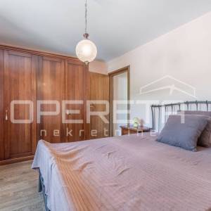 Ičići – prostran stan na 1. katu s tavanskim prostorom, terasom i 2 parkirna mje