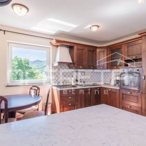 Ičići – prostran stan na 1. katu s tavanskim prostorom, terasom i 2 parkirna mje