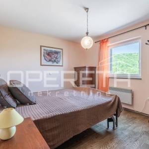 Ičići – prostran stan na 1. katu s tavanskim prostorom, terasom i 2 parkirna mje