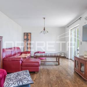 Ičići – prostran stan na 1. katu s tavanskim prostorom, terasom i 2 parkirna mje