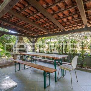 Ičići – prostran stan na 1. katu s tavanskim prostorom, terasom i 2 parkirna mje