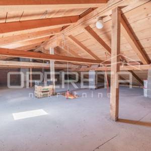 Ičići – prostran stan na 1. katu s tavanskim prostorom, terasom i 2 parkirna mje