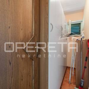 Ičići – prostran stan na 1. katu s tavanskim prostorom, terasom i 2 parkirna mje