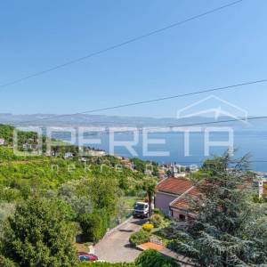 Ičići – prostran stan na 1. katu s tavanskim prostorom, terasom i 2 parkirna mje