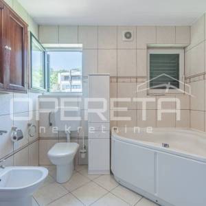 Ičići – prostran stan na 1. katu s tavanskim prostorom, terasom i 2 parkirna mje