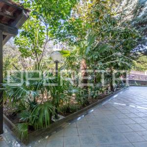 Ičići – prostran stan na 1. katu s tavanskim prostorom, terasom i 2 parkirna mje