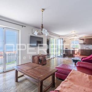 Ičići – prostran stan na 1. katu s tavanskim prostorom, terasom i 2 parkirna mje