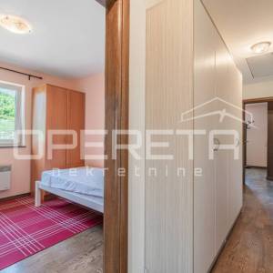 Ičići – prostran stan na 1. katu s tavanskim prostorom, terasom i 2 parkirna mje