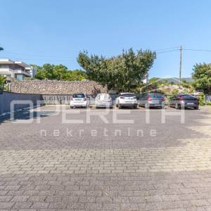 Ičići – prostran stan na 1. katu s tavanskim prostorom, terasom i 2 parkirna mje