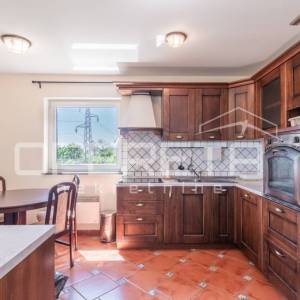 Ičići – prostran stan na 1. katu s tavanskim prostorom, terasom i 2 parkirna mje