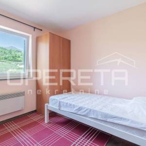 Ičići – prostran stan na 1. katu s tavanskim prostorom, terasom i 2 parkirna mje