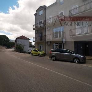 Imotski poslovni prostor 88,60 m2 + terasa - najam