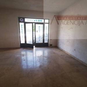 Imotski poslovni prostor 88,60 m2 + terasa - najam