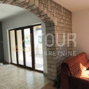 Istra, Barban, samostojeća kuća 206m2, terasa, balkon