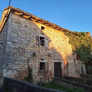 Istra, Marčana, Filipana, kamena ruševina u nizu