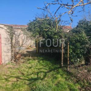 Istra, Marčana, Filipana, kamena ruševina u nizu