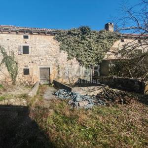 Istra, Marčana, Filipana, kamena ruševina u nizu