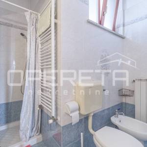 
Istra, Poreč – Obiteljska kuća s tri stambene jedinice i pogledom na more