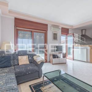 
Istra, Poreč – Obiteljska kuća s tri stambene jedinice i pogledom na more