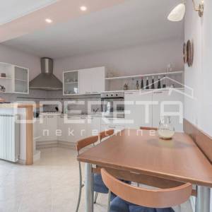 
Istra, Poreč – Obiteljska kuća s tri stambene jedinice i pogledom na more