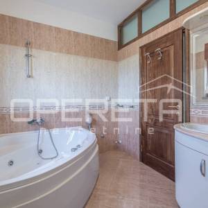 
Istra, Poreč – Obiteljska kuća s tri stambene jedinice i pogledom na more