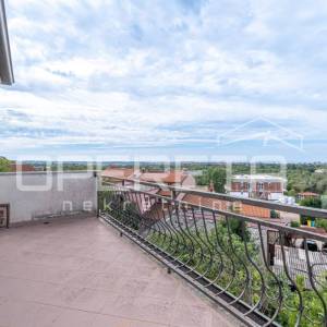 
Istra, Poreč – Obiteljska kuća s tri stambene jedinice i pogledom na more